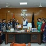 देश की सीमा में तैनात जवानों के लिए बलौदा बाजार की छात्राओं ने कलेक्टर को सौंपा राखी